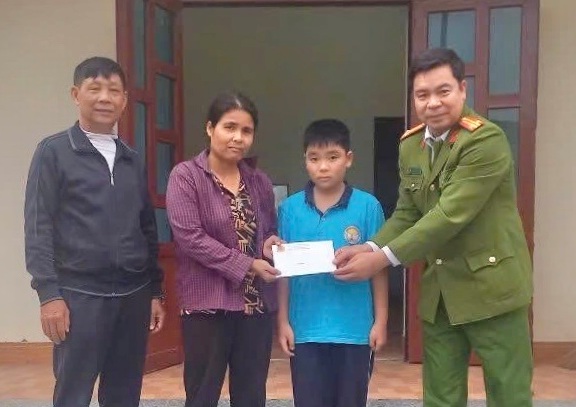 Công an phường Nguyễn Trãi: Lan tỏa yêu thương qua chương trình “Nâng bước em đến trường”